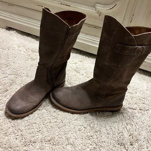 Brown Born Size 8.5 Calf High Boots